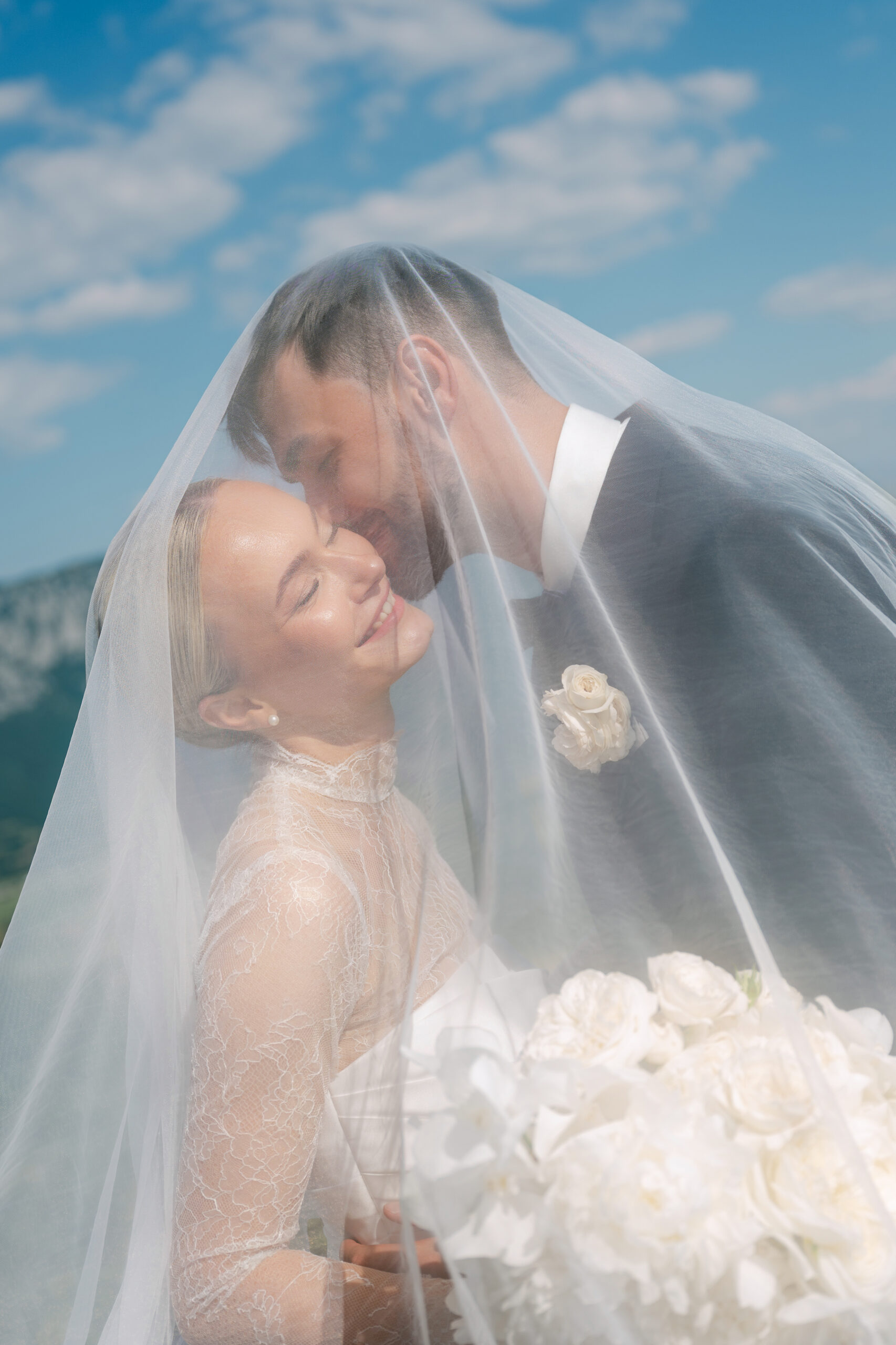 poročni portret para pod tančico