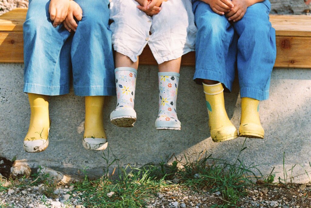 Detajl otroških škornjev za dež